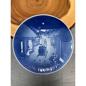 Royal Copenhagen Bing & Grondahl 1979 Jule After Christmas Plate